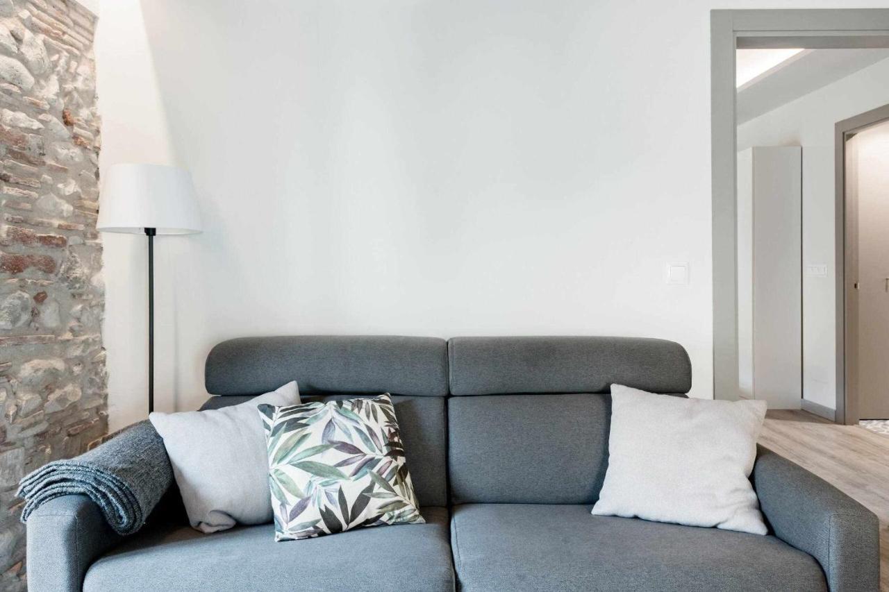 Revitalized Apartment In Historical Building Girona Kültér fotó